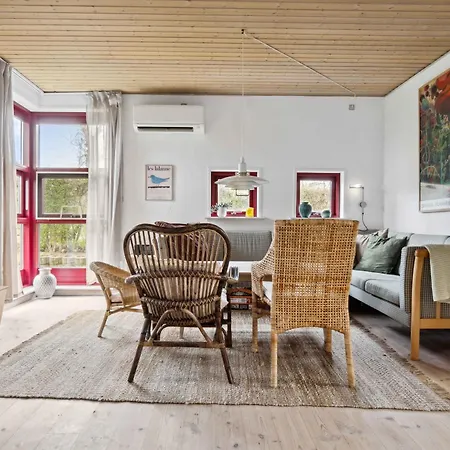 Holiday home Spacious Surrounded By Forest Mesinge